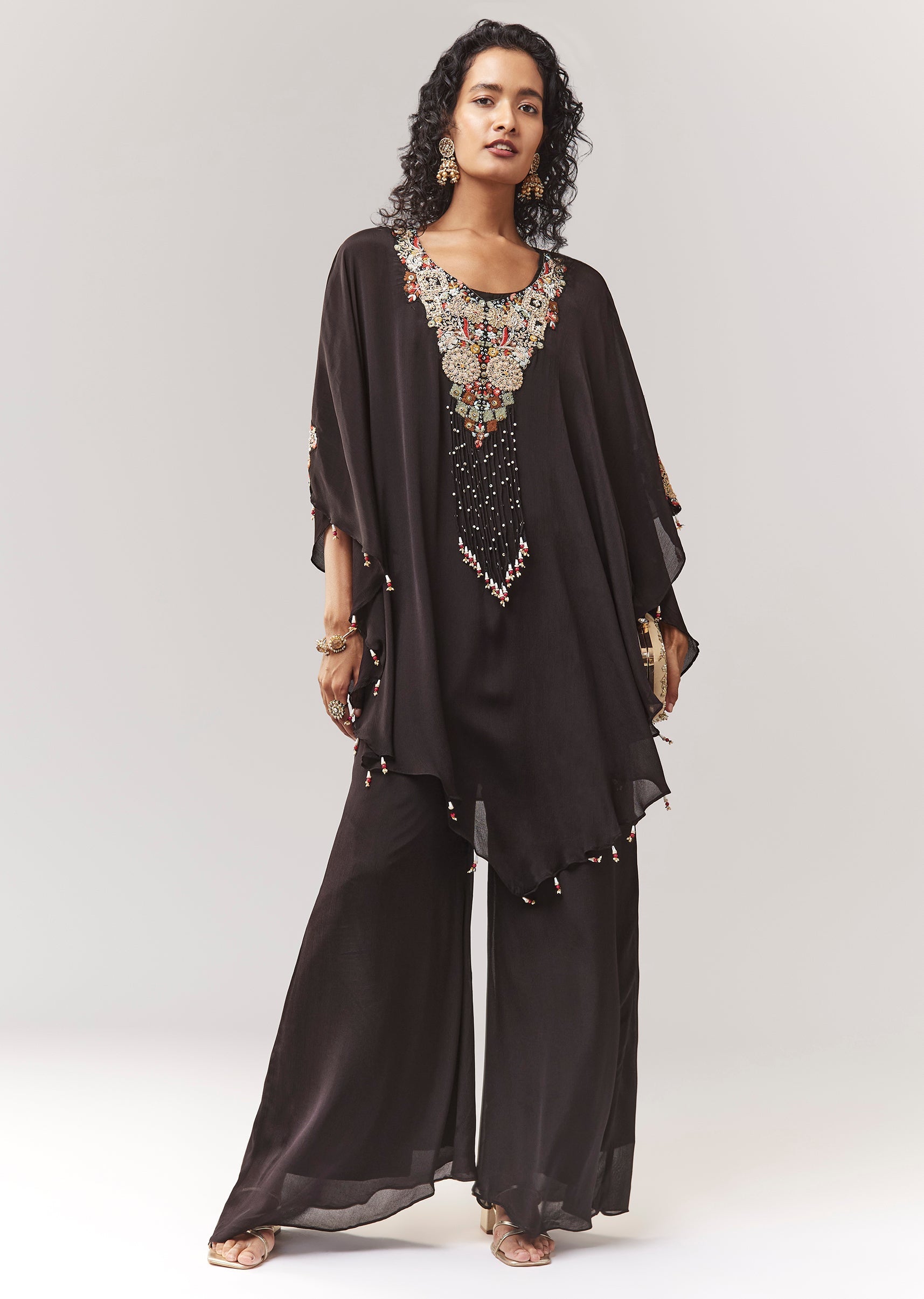 Black Minimal Cape Set With Thread Work