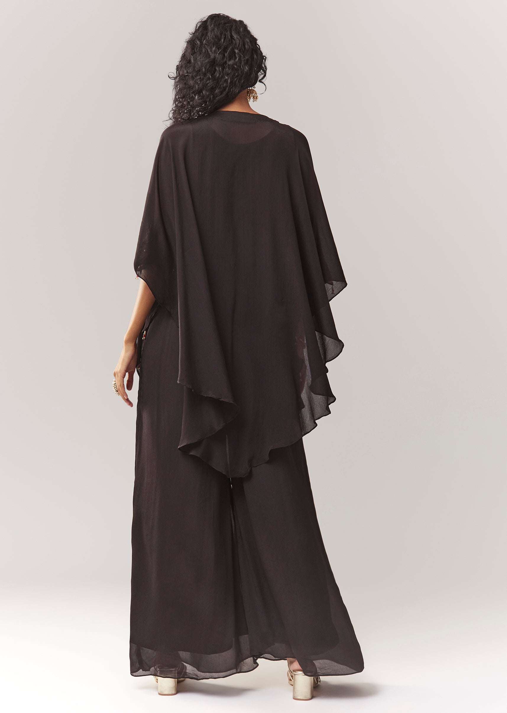 Black Minimal Cape Set With Thread Work